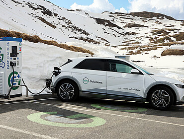 Ein E-Auto wird an einer Ladestation geladen.