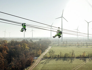 Arbeiter bei der Wartung von Stromleitungen.