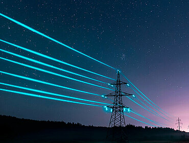 Strommasten mit glühenden Drähten gegen den Sternenhimmel.