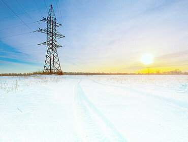 Schneelandschaft mit Strommasten