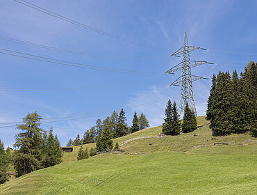Strommast in den Alpen