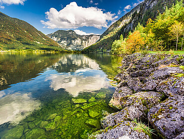 Seelandschaft im Herbst in den Alpen