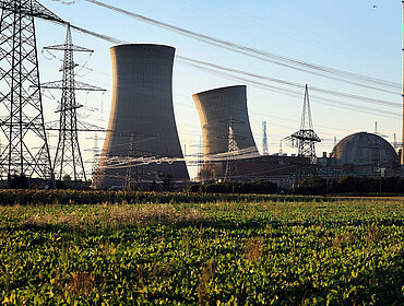 16 August 2024, Bayern, Grafenrheinfeld: Der erste Kühlturm des stillgelegten Atomkraftwerks stürzt nach der Explosion ein.