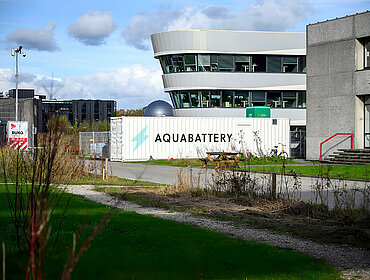 Aquabatterie-Anlage vor einem Gebäude