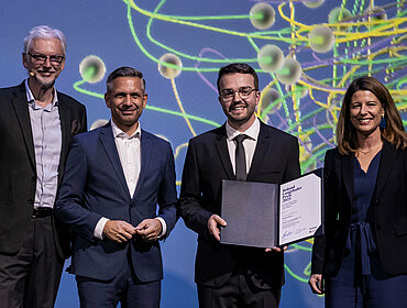 Der 2025 von Oesterreichs Energie und VERBUND ins Leben gerufene Preis wurde gestern im Rahmen des INSPIRE energy summits erstmals von Barbara Schmidt, Generalsekretärin Oesterreichs Energie, und Michael Strugl, CEO VERBUND, an Matthias Salomon, PhD-Student am Wegener Center für Klima und Globalen Wandel der Universität Graz, verliehen.