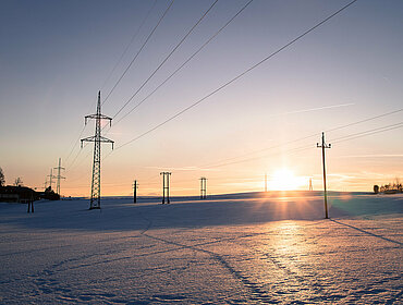 Strommast Winterlandschaft Österreich