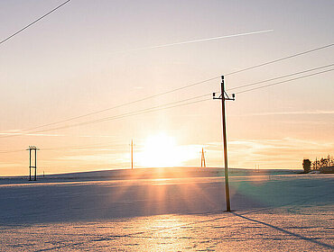 Strommast Winterlandschaft Österreich