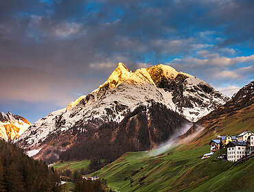 Blick auf die Alpen bei Morgengrauen