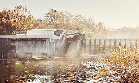Wasserkraftwerk Dorfmühle, Spaziergang am Ufer