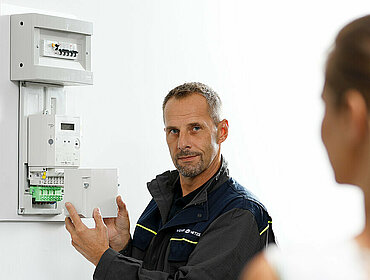Mitarbeiter von Wiener Netze installiert ein Smart Meter bei einer Kundin