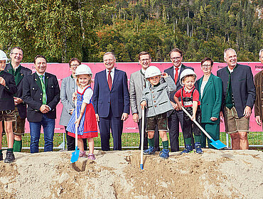 Spatenstich PSKW Ebensee 21.10.2023: Energie AG-COO Stefan Stallinger, Landeshauptmann-Stellvertreter Manfred Haimbuchner, Bürgermeisterin Sabine Promberger, Landeshauptmann Thomas Stelzer, Wirtschaftslandesrat und Energie AG-Aufsichtsratsvorsitzender Markus Achleitner, Energie AG-CEO Leonhard Schitter, Landtagsabgeordnete Ulrike Schwarz, Andreas Kolar, Finanzvorstand der Energie AG, und Norbert Rechberger, Geschäftsführer der Energie AG Erzeugung GmbH