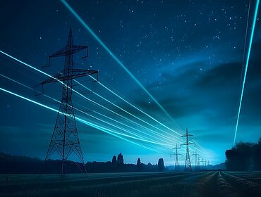 Strommasten mit glühenden Drähten gegen den Sternenhimmel. Energiekonzept.